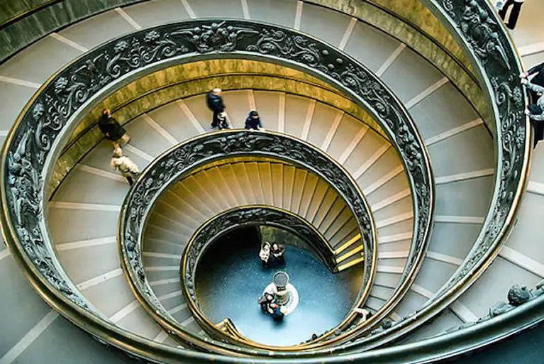 Le scale a chiocciola elicoidale a doppia spirale nei Musei Vaticani a Roma